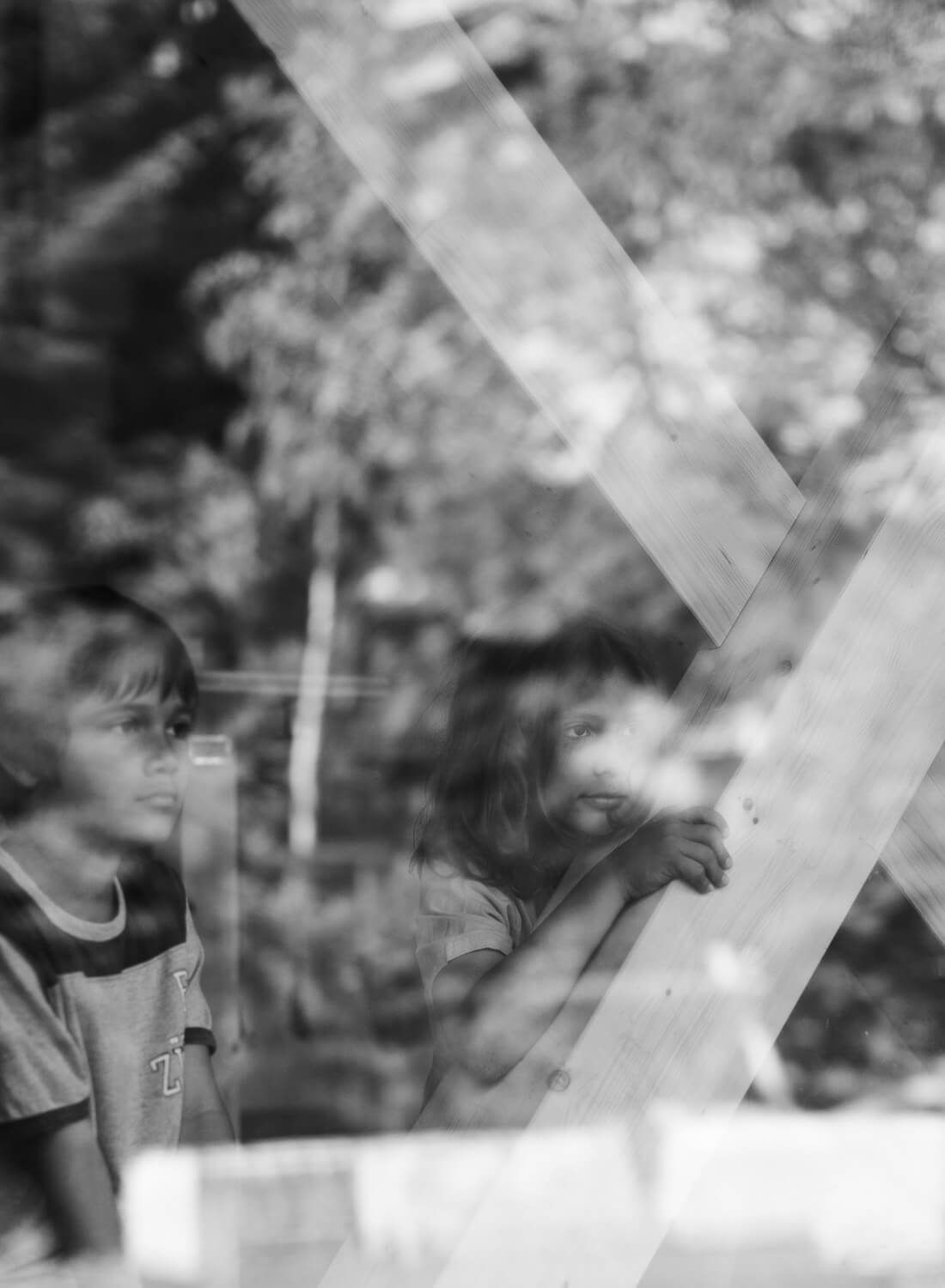 Kindergarten Architektur Kinder am Fenster